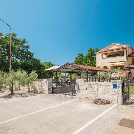 Διαμέρισμα 3 Bedroom Cozy In *