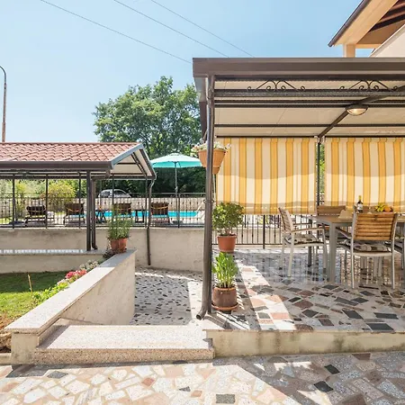 아파트 3 Bedroom Cozy In 포레치