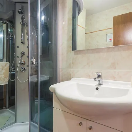 3 Bedroom Cozy In 포레치