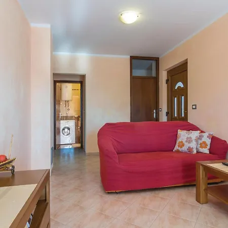 3 Bedroom Cozy In 포레치