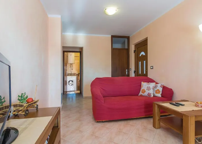 3 Bedroom Cozy In Porec