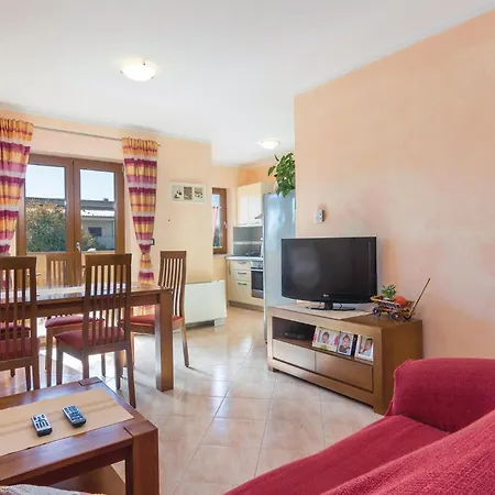 Apartment 3 Bedroom Cozy In Porec