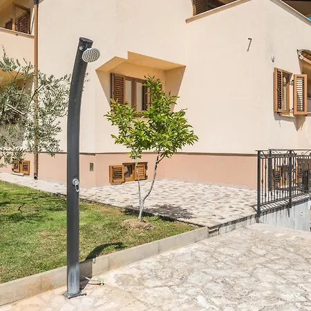 Apartment 3 Bedroom Cozy In Porec