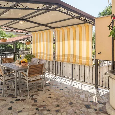 Apartment 3 Bedroom Cozy In Porec