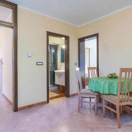 3 Bedroom Cozy In Porec